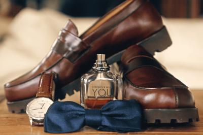 Femme en robe de mariée posant près d'albums photo élégants, entourée de bijoux et d'un décor raffiné.