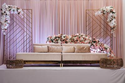 Femme en robe de mariée posant près d'albums photo élégants, entourée de bijoux et d'un décor raffiné.