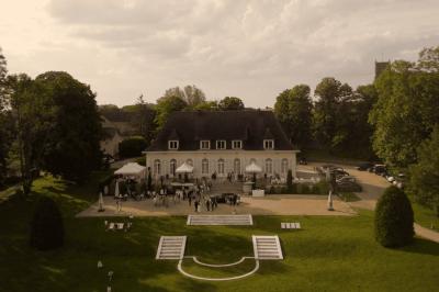Femme en robe de mariée posant près d'albums photo élégants, entourée de bijoux et d'un décor raffiné.