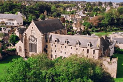 Femme en robe de mariée posant près d'albums photo élégants, entourée de bijoux et d'un décor raffiné.