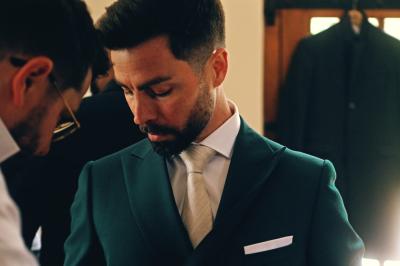 Femme en robe de mariée posant près d'albums photo élégants, entourée de bijoux et d'un décor raffiné.