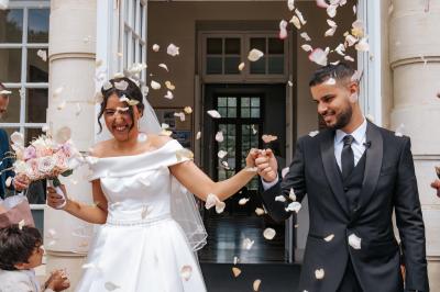 Femme en robe de mariée posant près d'albums photo élégants, entourée de bijoux et d'un décor raffiné.