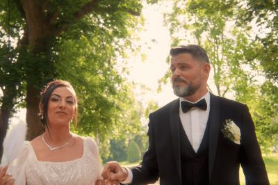 Femme en robe de mariée posant près d'albums photo élégants, entourée de bijoux et d'un décor raffiné.