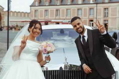 Femme en robe de mariée posant près d'albums photo élégants, entourée de bijoux et d'un décor raffiné.