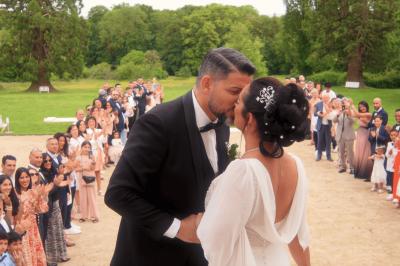 Femme en robe de mariée posant près d'albums photo élégants, entourée de bijoux et d'un décor raffiné.