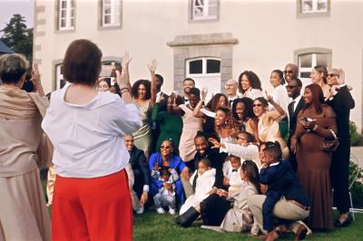 Femme en robe de mariée posant près d'albums photo élégants, entourée de bijoux et d'un décor raffiné.