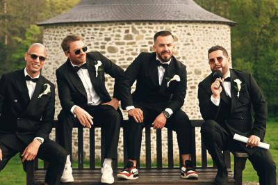 Femme en robe de mariée posant près d'albums photo élégants, entourée de bijoux et d'un décor raffiné.