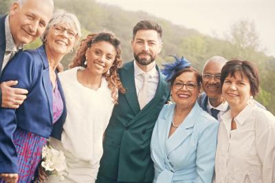 Femme en robe de mariée posant près d'albums photo élégants, entourée de bijoux et d'un décor raffiné.