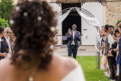 Femme en robe de mariée posant près d'albums photo élégants, entourée de bijoux et d'un décor raffiné.