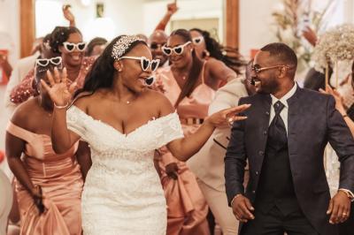 Femme en robe de mariée posant près d'albums photo élégants, entourée de bijoux et d'un décor raffiné.