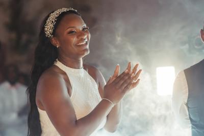 Femme en robe de mariée posant près d'albums photo élégants, entourée de bijoux et d'un décor raffiné.