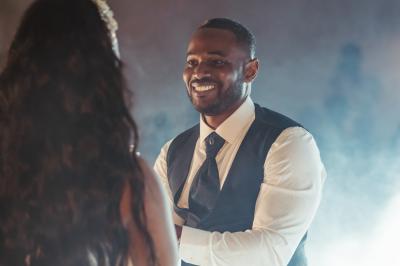 Femme en robe de mariée posant près d'albums photo élégants, entourée de bijoux et d'un décor raffiné.