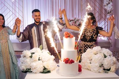 Femme en robe de mariée posant près d'albums photo élégants, entourée de bijoux et d'un décor raffiné.