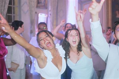 Femme en robe de mariée posant près d'albums photo élégants, entourée de bijoux et d'un décor raffiné.