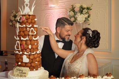 Femme en robe de mariée posant près d'albums photo élégants, entourée de bijoux et d'un décor raffiné.