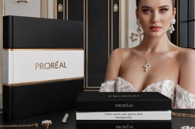 Femme en robe de mariée posant près d'albums photo élégants, entourée de bijoux et d'un décor raffiné.