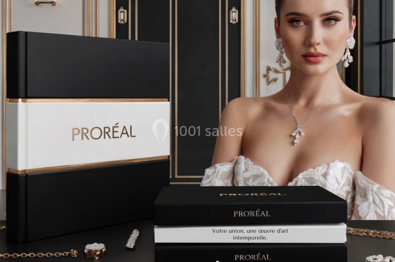 Femme en robe de mariée posant près d'albums photo élégants, entourée de bijoux et d'un décor raffiné.