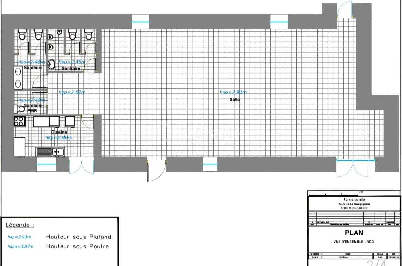 Plan d'ensemble d'un rez-de-chaussée avec disposition des pièces, sanitaires et dimensions indiquées.