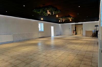 Dessert composé de crème fouettée, framboises fraîches, pétales de fleurs et feuilles de menthe sur une assiette noire.