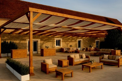 Gâteau décoré de glaçage caramel, éléments en chocolat, framboises et feuilles de menthe sur une assiette blanche.