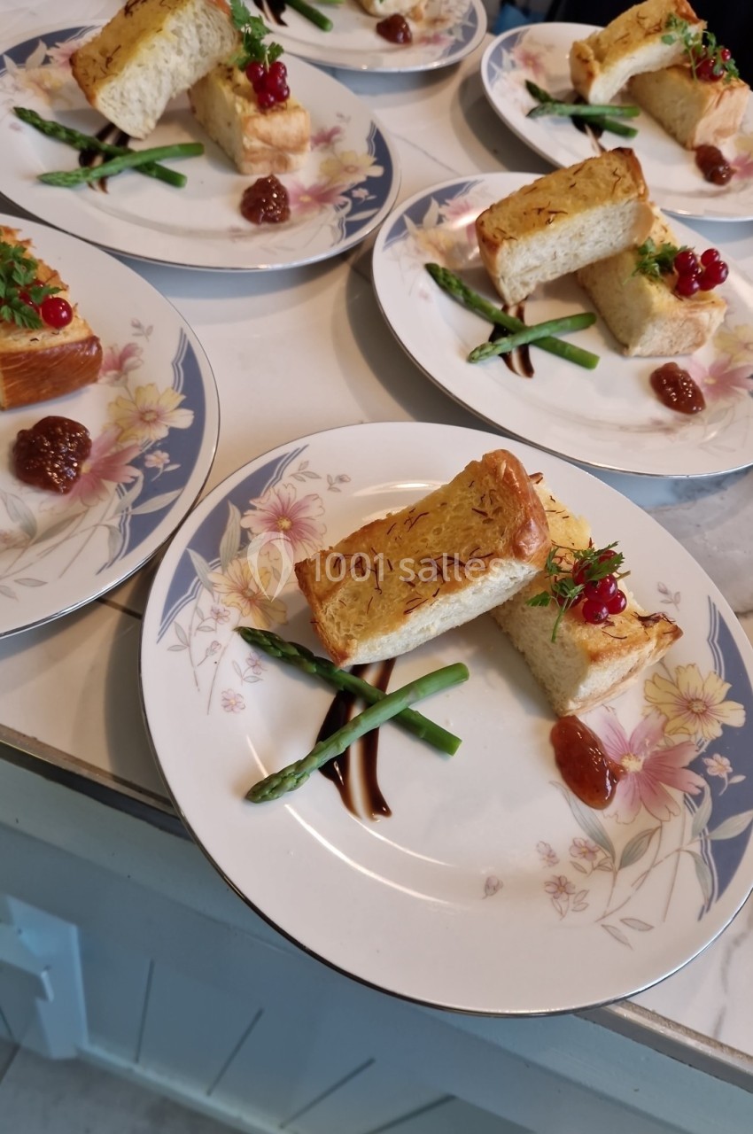 Assiettes dressées avec des tranches de pain doré, haricots verts, sauce et garniture de groseilles rouges.