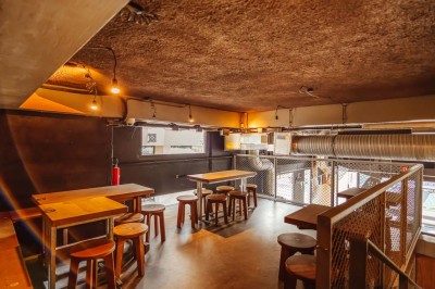 Miniature Location salle Nantes (Loire-Atlantique) - Les Berthom Nantes #2 Logo ’Les Berthom’ noir sur un tissu rouge avec un motif de main formant un signe de paix dans la lettre ’M’.