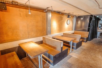 Miniature Location salle Nantes (Loire-Atlantique) - Les Berthom Nantes #8 Logo ’Les Berthom’ noir sur un tissu rouge avec un motif de main formant un signe de paix dans la lettre ’M’.