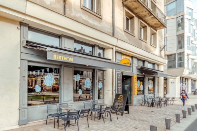 Miniature Location salle Nantes (Loire-Atlantique) - Les Berthom Nantes #9 Logo ’Les Berthom’ noir sur un tissu rouge avec un motif de main formant un signe de paix dans la lettre ’M’.