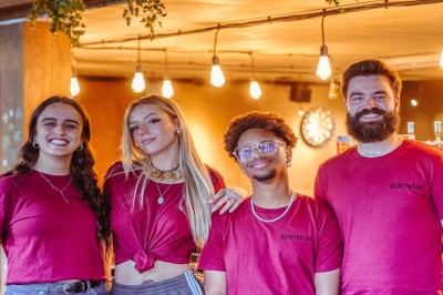 Miniature Location salle Nantes (Loire-Atlantique) - Les Berthom Nantes #10 Logo ’Les Berthom’ noir sur un tissu rouge avec un motif de main formant un signe de paix dans la lettre ’M’.