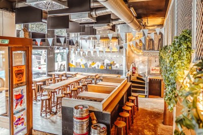 Miniature Location salle Nantes (Loire-Atlantique) - Les Berthom Nantes #3 Logo ’Les Berthom’ noir sur un tissu rouge avec un motif de main formant un signe de paix dans la lettre ’M’.