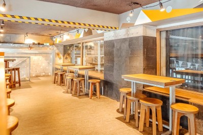 Miniature Location salle Nantes (Loire-Atlantique) - Les Berthom Nantes #11 Logo ’Les Berthom’ noir sur un tissu rouge avec un motif de main formant un signe de paix dans la lettre ’M’.