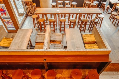 Miniature Location salle Nantes (Loire-Atlantique) - Les Berthom Nantes #12 Logo ’Les Berthom’ noir sur un tissu rouge avec un motif de main formant un signe de paix dans la lettre ’M’.