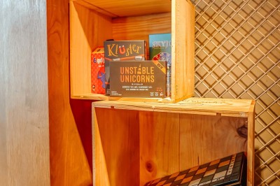 Miniature Location salle Nantes (Loire-Atlantique) - Les Berthom Nantes #13 Logo ’Les Berthom’ noir sur un tissu rouge avec un motif de main formant un signe de paix dans la lettre ’M’.