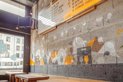 Miniature Location salle Nantes (Loire-Atlantique) - Les Berthom Nantes #14 Logo ’Les Berthom’ noir sur un tissu rouge avec un motif de main formant un signe de paix dans la lettre ’M’.