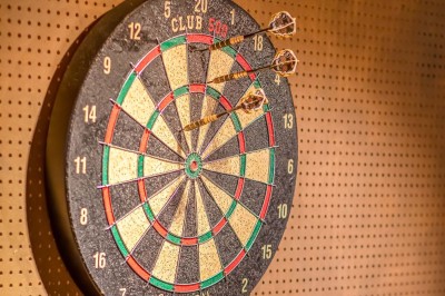 Miniature Location salle Nantes (Loire-Atlantique) - Les Berthom Nantes #16 Logo ’Les Berthom’ noir sur un tissu rouge avec un motif de main formant un signe de paix dans la lettre ’M’.