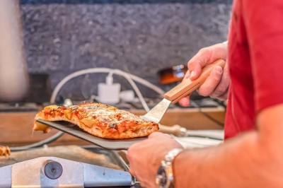 Miniature Location salle Nantes (Loire-Atlantique) - Les Berthom Nantes #17 Logo ’Les Berthom’ noir sur un tissu rouge avec un motif de main formant un signe de paix dans la lettre ’M’.