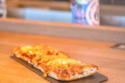 Miniature Location salle Nantes (Loire-Atlantique) - Les Berthom Nantes #18 Logo ’Les Berthom’ noir sur un tissu rouge avec un motif de main formant un signe de paix dans la lettre ’M’.