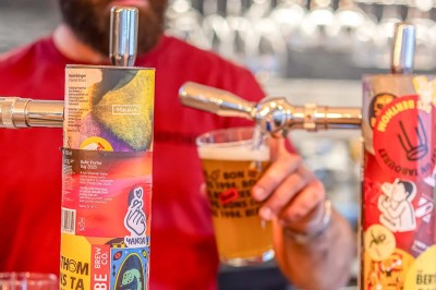 Miniature Location salle Nantes (Loire-Atlantique) - Les Berthom Nantes #20 Logo ’Les Berthom’ noir sur un tissu rouge avec un motif de main formant un signe de paix dans la lettre ’M’.