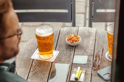 Miniature Location salle Nantes (Loire-Atlantique) - Les Berthom Nantes #21 Logo ’Les Berthom’ noir sur un tissu rouge avec un motif de main formant un signe de paix dans la lettre ’M’.