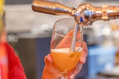 Miniature Location salle Nantes (Loire-Atlantique) - Les Berthom Nantes #22 Logo ’Les Berthom’ noir sur un tissu rouge avec un motif de main formant un signe de paix dans la lettre ’M’.