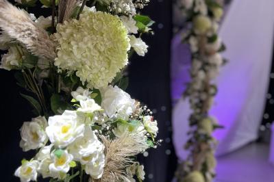 Miniature Location salle Seclin (Nord) - Luminaria #55 Salle moderne avec tables hautes blanches, éclairage coloré et murs vitrés, prête pour un événement.