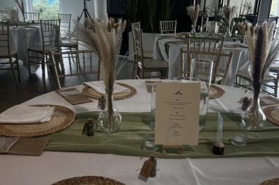 Miniature Location salle Seclin (Nord) - Luminaria #21 Salle moderne avec tables hautes blanches, éclairage coloré et murs vitrés, prête pour un événement.