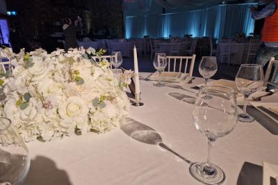 Miniature Location salle Seclin (Nord) - Luminaria #82 Salle moderne avec tables hautes blanches, éclairage coloré et murs vitrés, prête pour un événement.