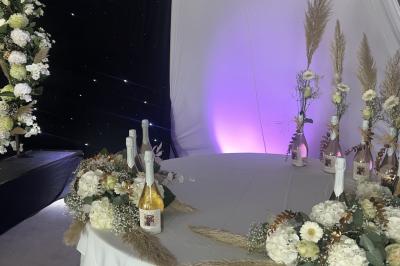 Miniature Location salle Seclin (Nord) - Luminaria #86 Salle moderne avec tables hautes blanches, éclairage coloré et murs vitrés, prête pour un événement.