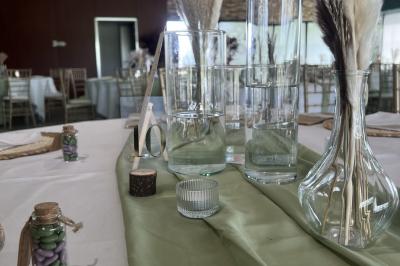 Miniature Location salle Seclin (Nord) - Luminaria #23 Salle moderne avec tables hautes blanches, éclairage coloré et murs vitrés, prête pour un événement.