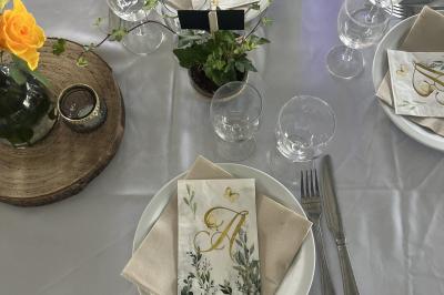 Miniature Location salle Seclin (Nord) - Luminaria #27 Salle moderne avec tables hautes blanches, éclairage coloré et murs vitrés, prête pour un événement.