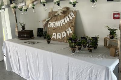 Miniature Location salle Seclin (Nord) - Luminaria #39 Salle moderne avec tables hautes blanches, éclairage coloré et murs vitrés, prête pour un événement.
