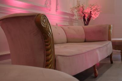 Miniature Location salle Seclin (Nord) - Luminaria #44 Salle moderne avec tables hautes blanches, éclairage coloré et murs vitrés, prête pour un événement.