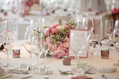 Miniature Location salle Seclin (Nord) - Luminaria #28 Salle moderne avec tables hautes blanches, éclairage coloré et murs vitrés, prête pour un événement.