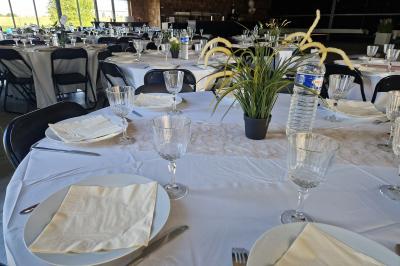 Miniature Location salle Seclin (Nord) - Luminaria #34 Salle moderne avec tables hautes blanches, éclairage coloré et murs vitrés, prête pour un événement.